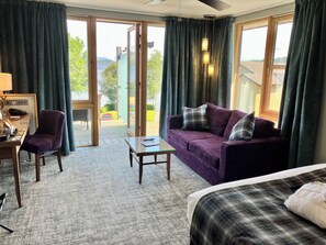 Executive Double Room | Hypo-allergenic bedding, minibar, in-room safe, desk