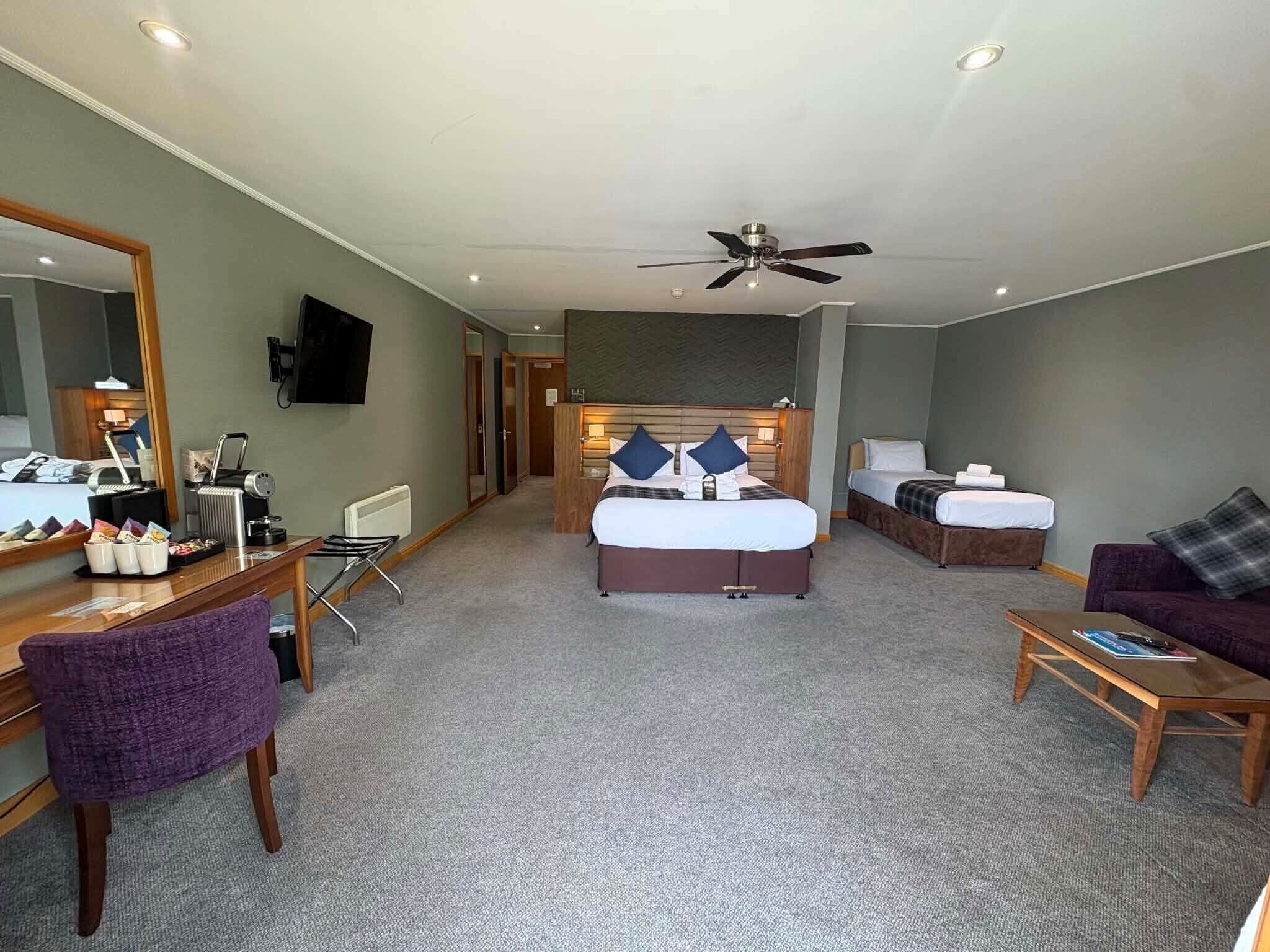Executive Quadruple Room | Hypo-allergenic bedding, minibar, in-room safe, desk
