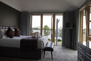 Familien-Suite | Allergikerbettwaren, Minibar, Zimmersafe, Schreibtisch