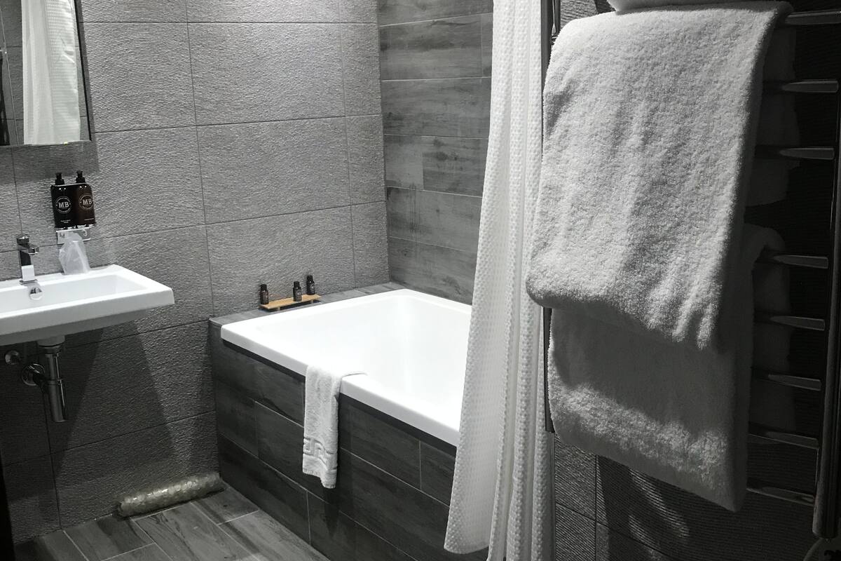 1 bedroom, hypo-allergenic bedding, minibar, in-room safe