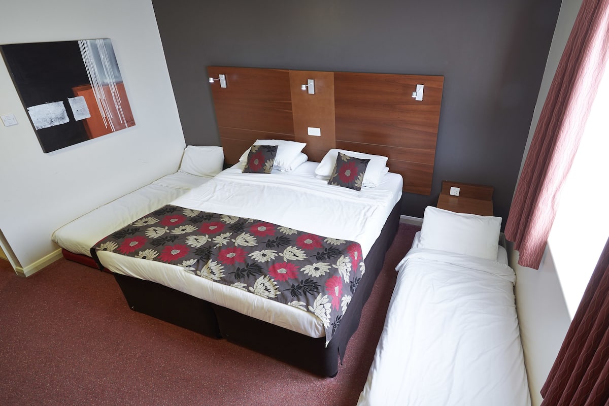 Een bureau, een strijkplank/strijkijzer, gratis wifi, beddengoed