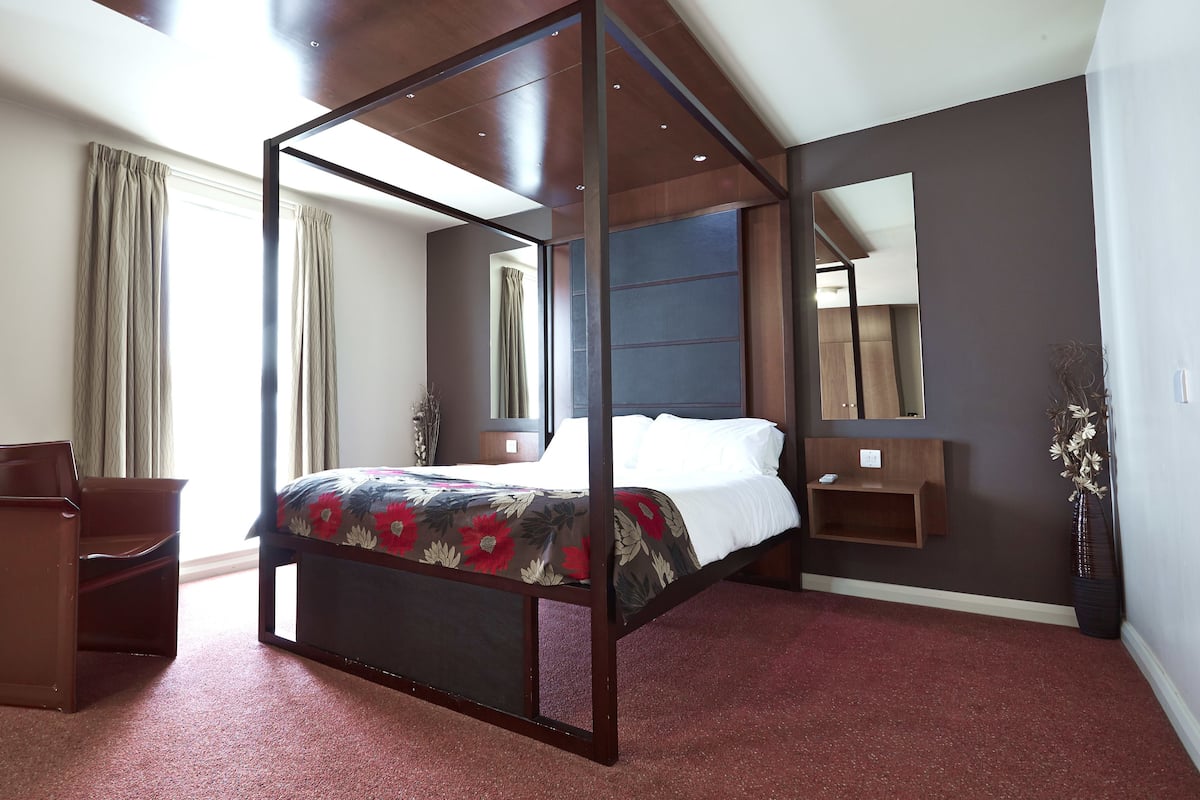 Executive suite | Een bureau, een strijkplank/strijkijzer, gratis wifi, beddengoed
