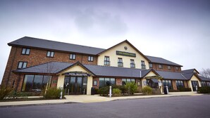 Ein Hotel mit Empfang, Restaurant und Bar.