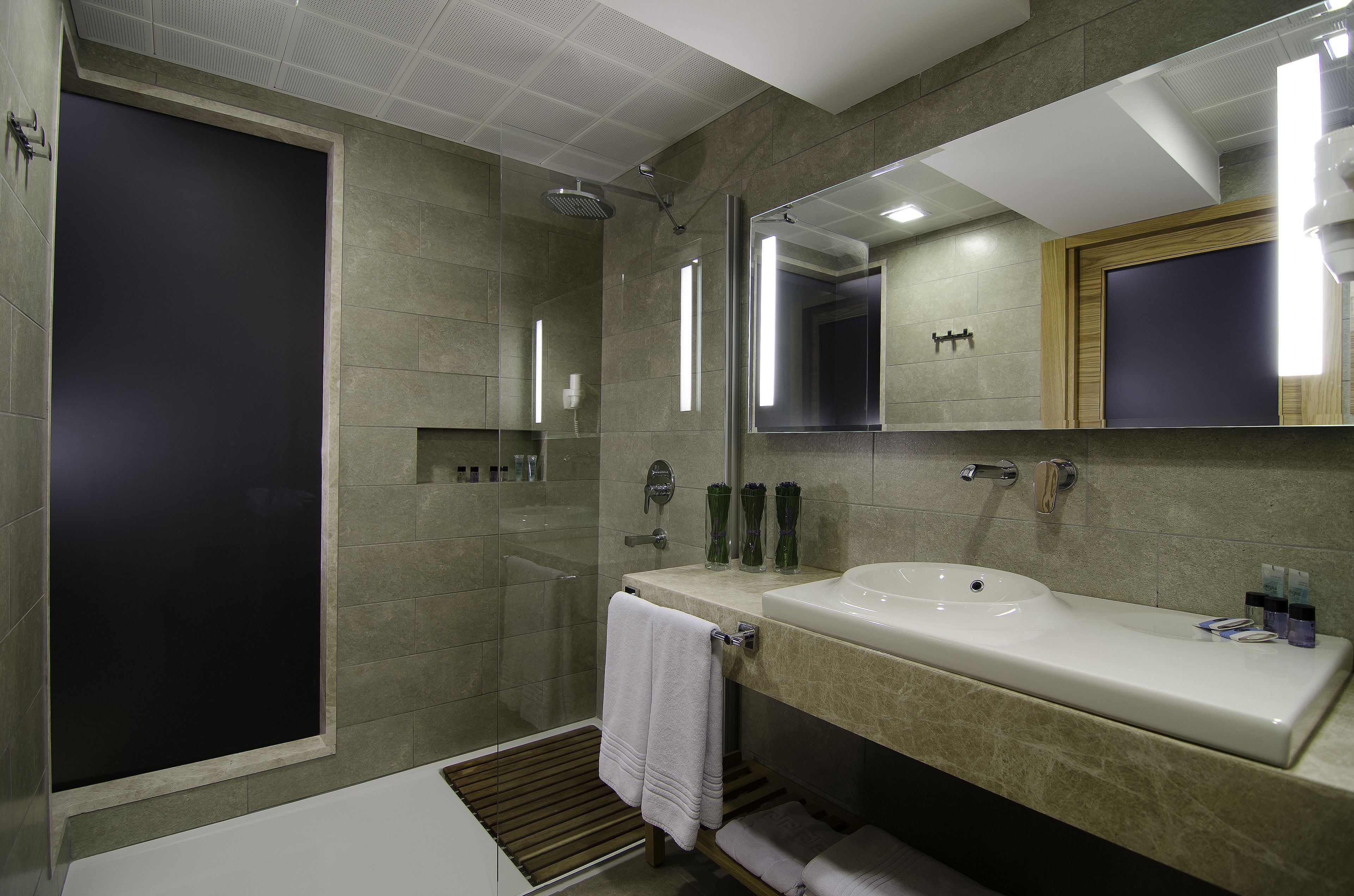 suite room sea view | bathroom | shower, rainfall showerhead, free toiletries, hair dryer