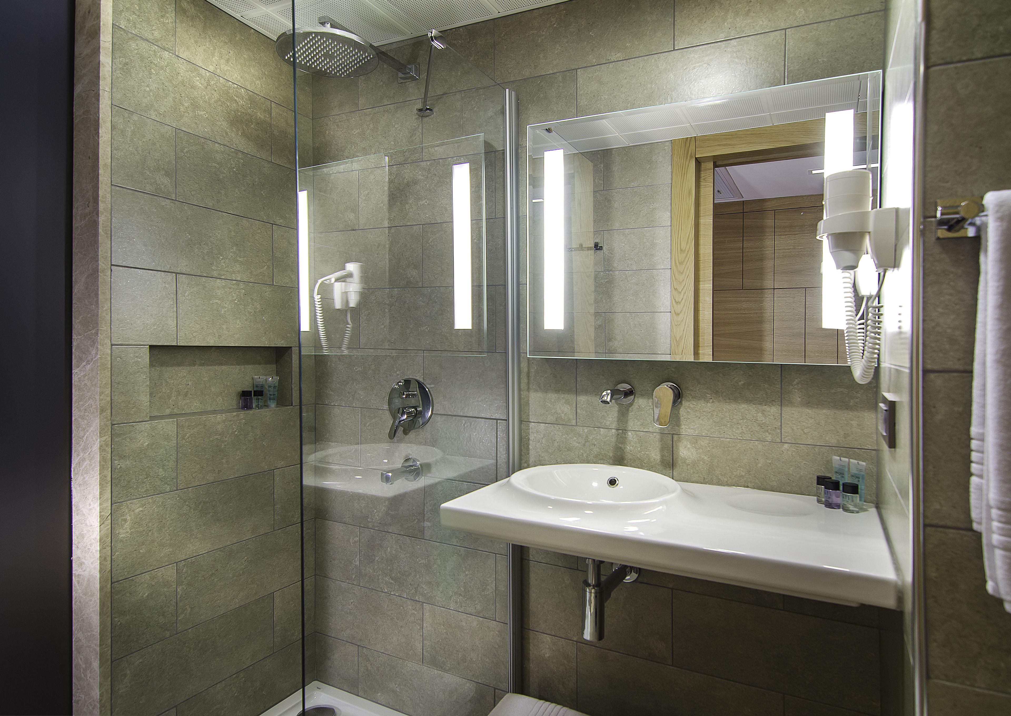 shower, rainfall showerhead, free toiletries, hair dryer