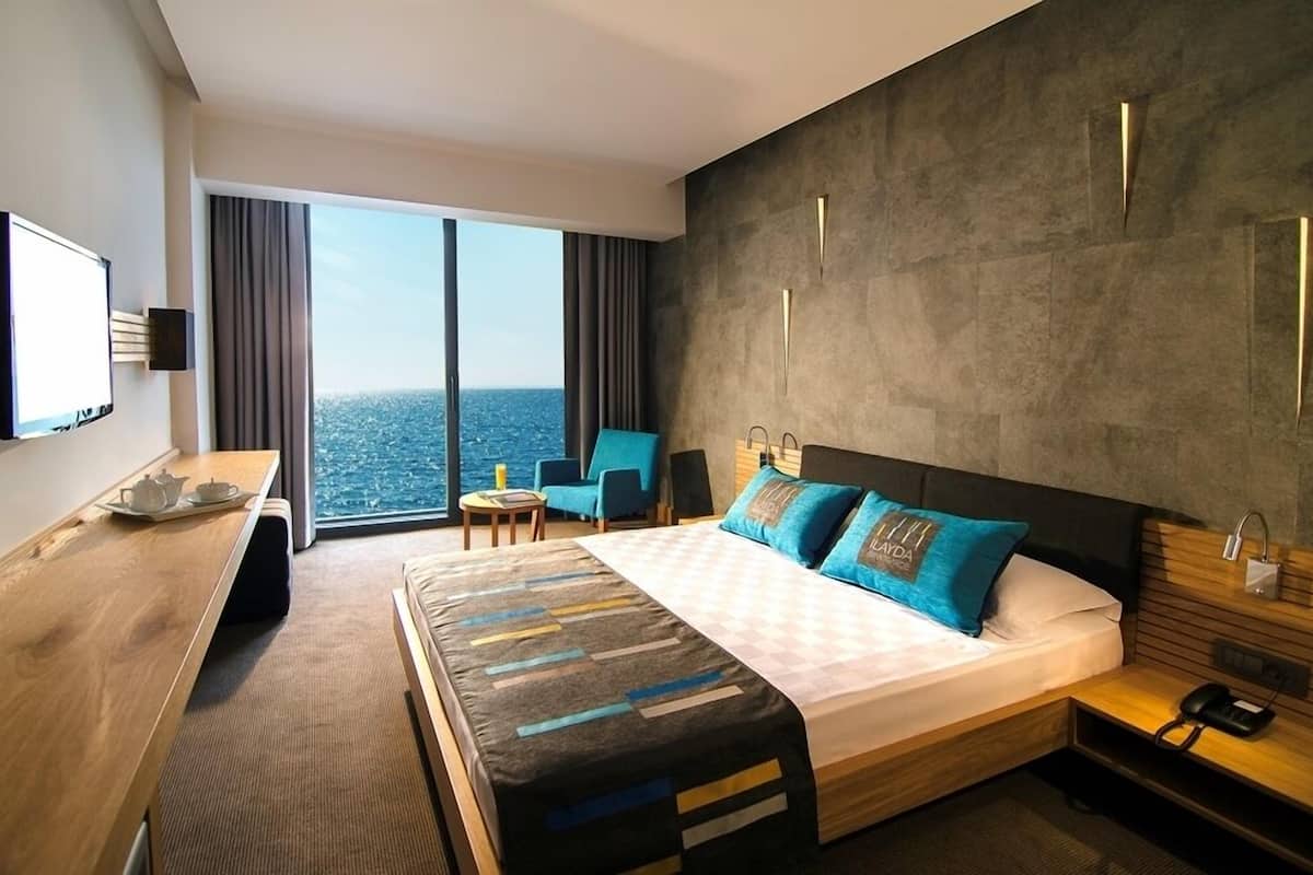 Minibar, safe på rommet, skrivebord og blendingsgardiner
