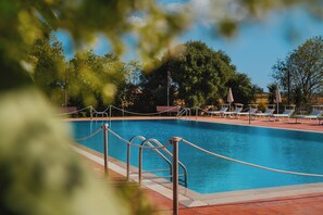 Outdoor pool, pool umbrellas - Hotel Villa Giulia (Noto)