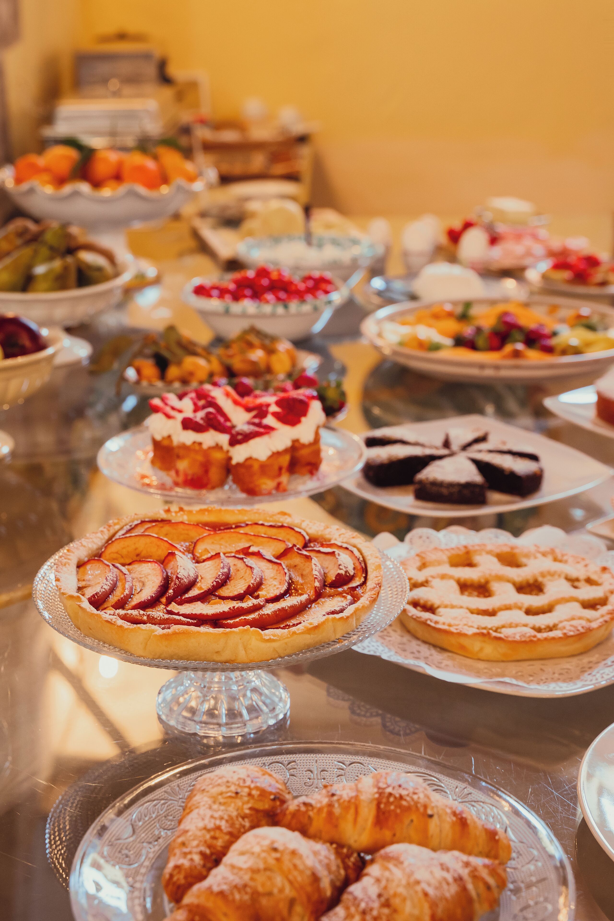 Een buffet met diverse desserts en gebak.