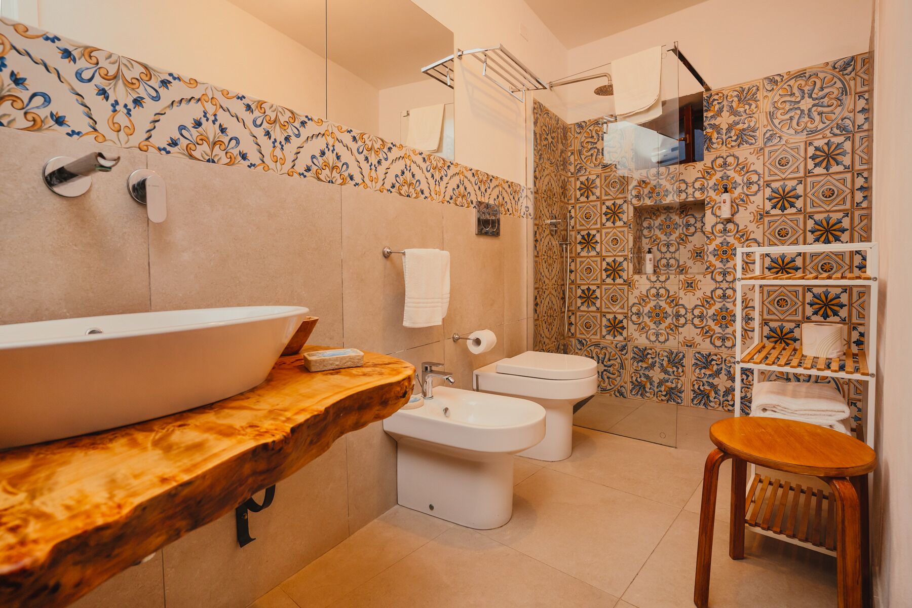 superior room | bathroom | free toiletries, hair dryer, bidet, towels