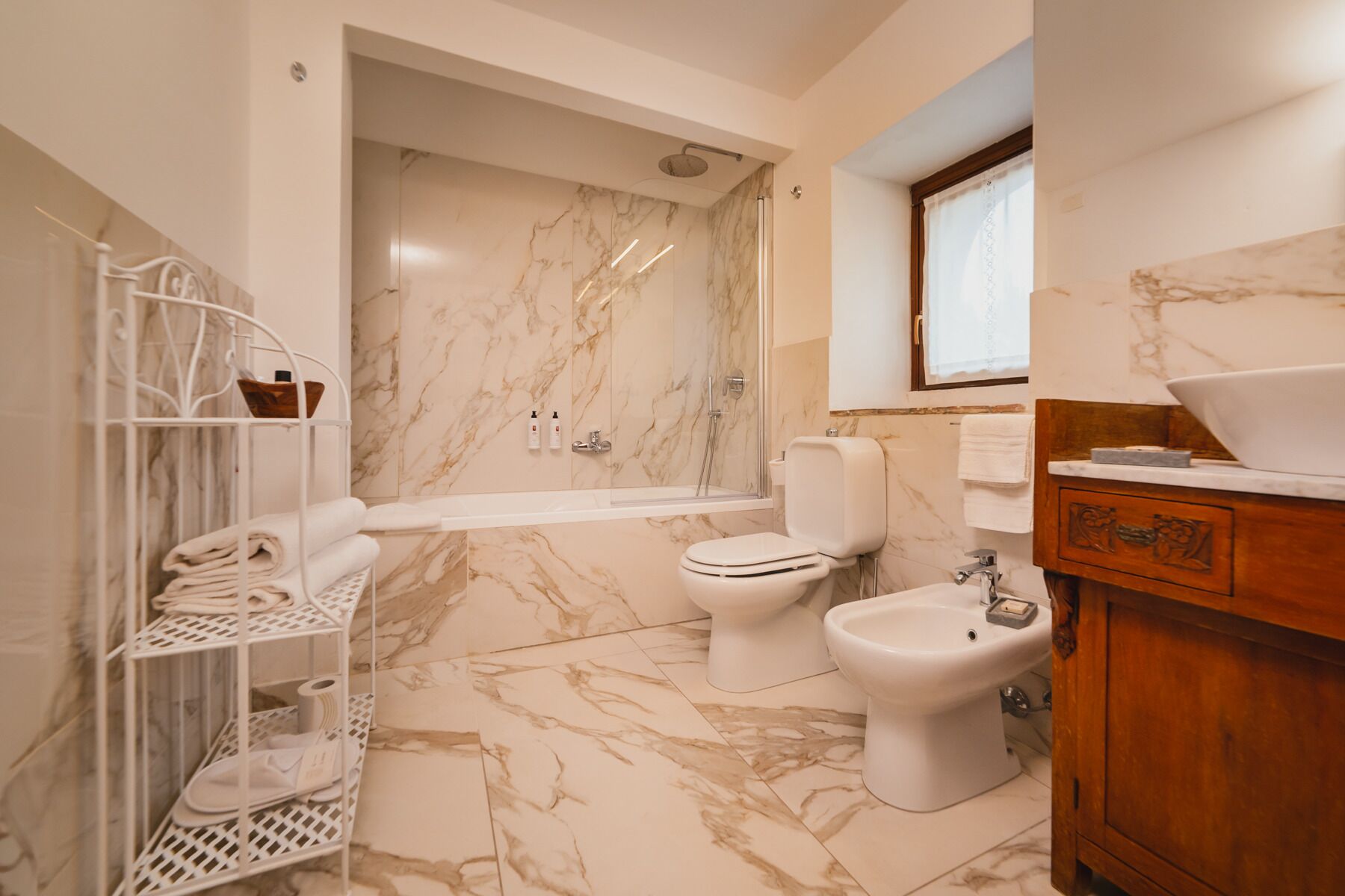 suite | bathroom | free toiletries, hair dryer, bidet, towels