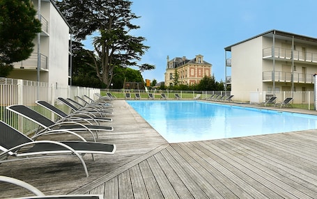 Enceinte de l’hébergement. Vacancéole – Le Domaine du Château – La Rochelle/Île de Ré