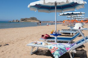 Private beach, white sand, sun loungers, beach umbrellas - Baia D'Oro Hotel (Licata)