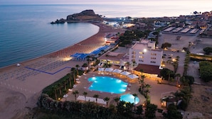 A resort with a large pool, beach, and ocean views. - Baia D'Oro Hotel (Licata)