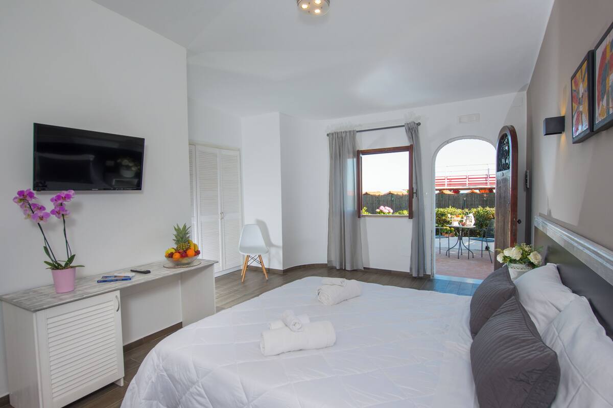 Minibar, in-room safe, desk, WiFi (surcharge)