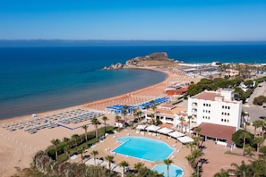 Private beach, white sand, sun loungers, beach umbrellas - Baia D'Oro Hotel (Licata)