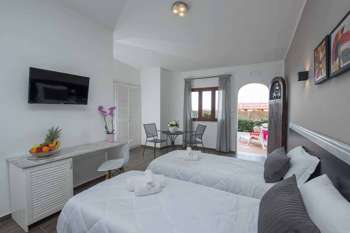 Minibar, in-room safe, desk, WiFi (surcharge)