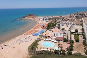 Private beach, white sand, sun loungers, beach umbrellas - Baia D'Oro Hotel (Licata)