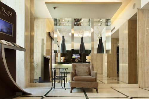 Coin salon dans le hall