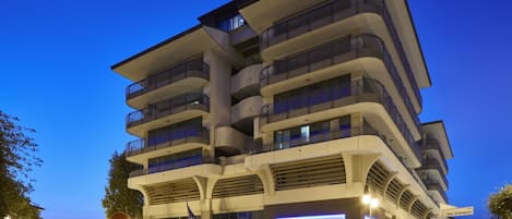 Vista frontal de la propiedad por la tarde o noche