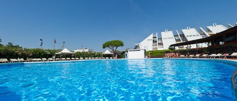 Hồ bơi ngoài trời phục vụ theo mùa