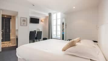 Premium kamer (with lift) | Een bureau, verduisterende gordijnen, geluiddichte muren