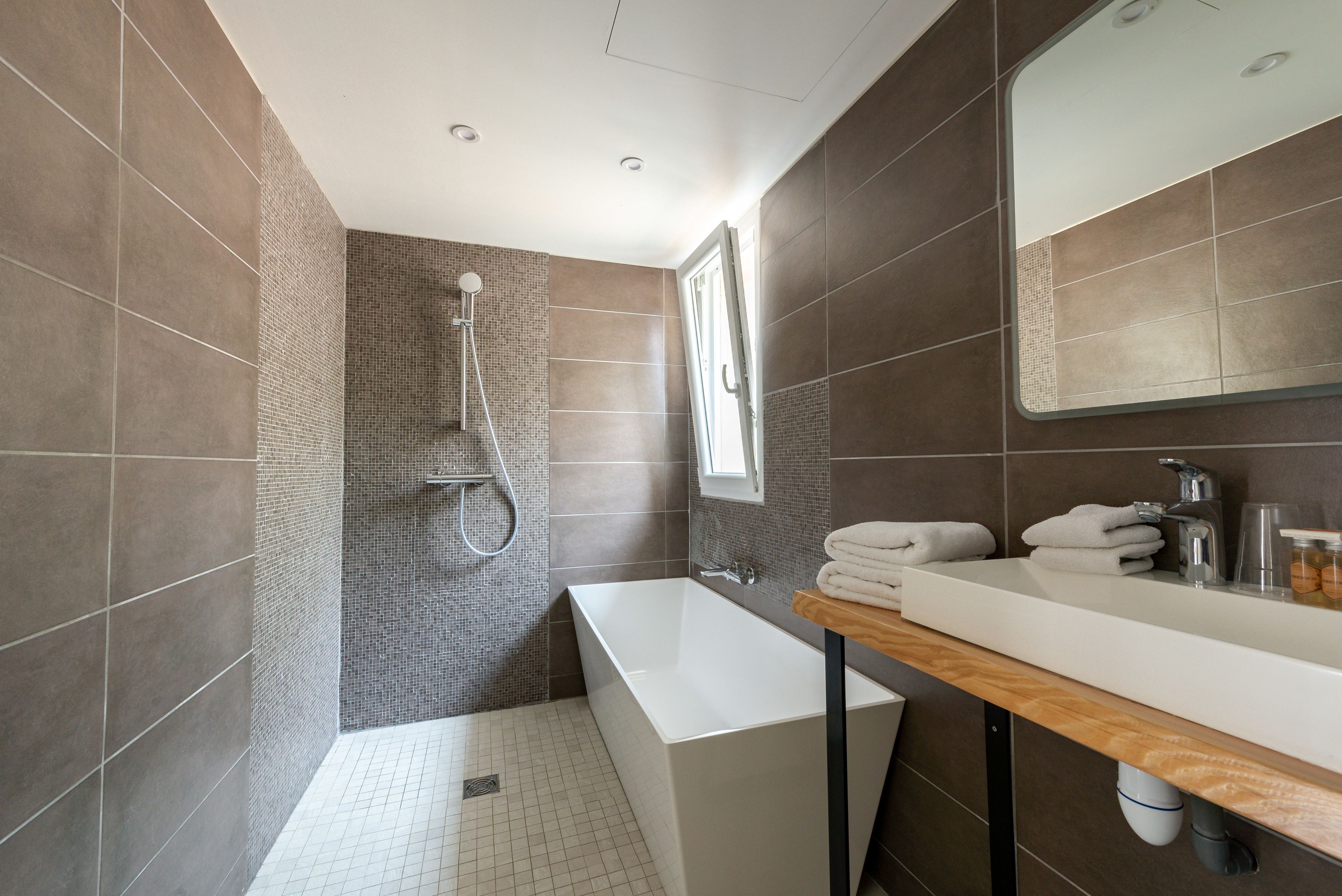 room (privilège ) | bathroom | shower, hair dryer, towels