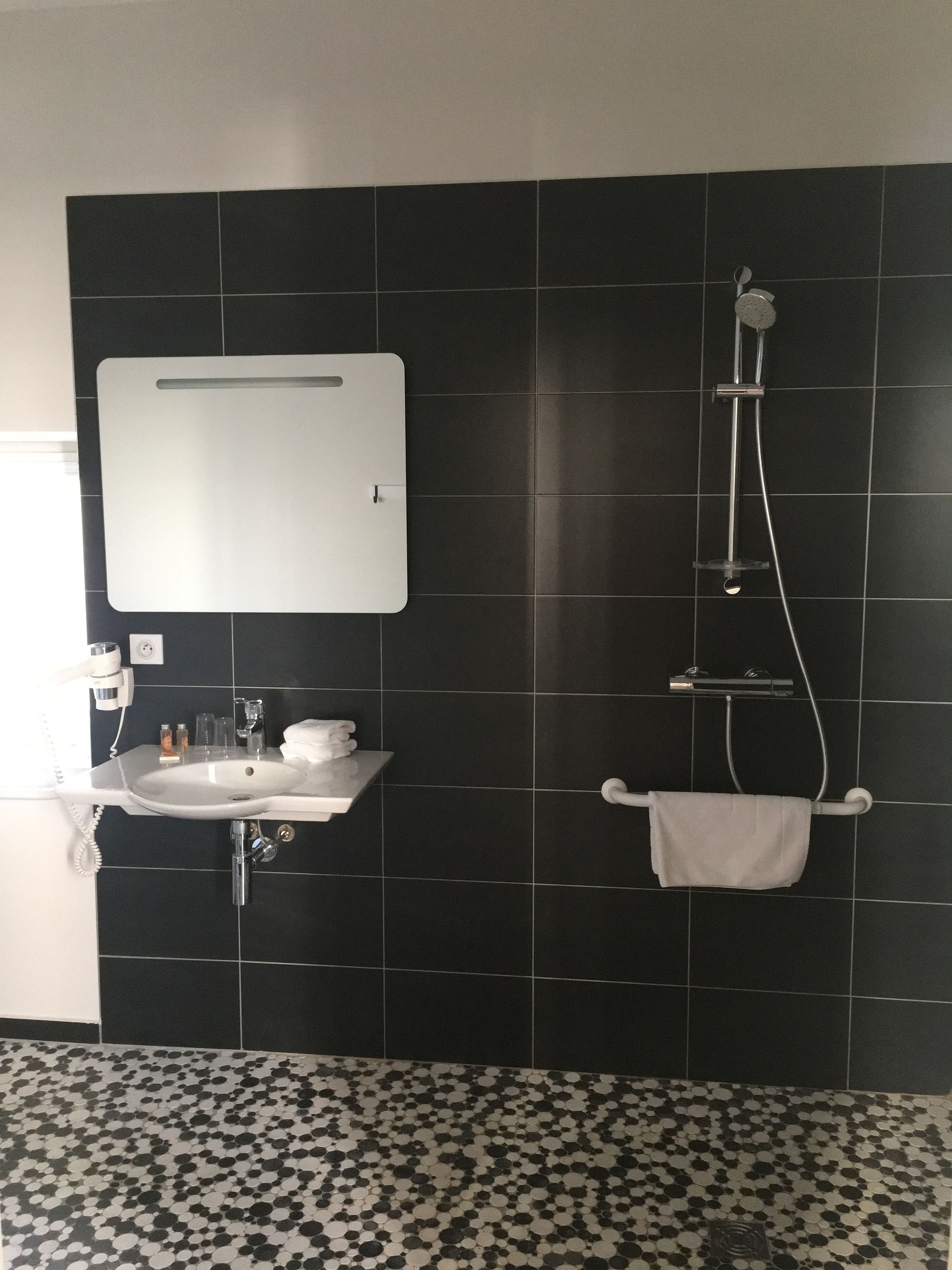 room (privilège ) | desk, blackout curtains, soundproofing, iron/ironing board