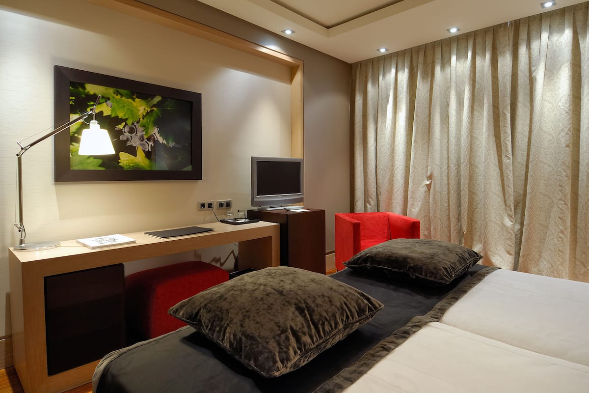 Ropa de cama de alta calidad, cubrecamas y minibar