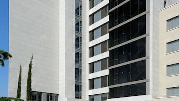 Un edificio moderno con piscina, un flotador salvavidas e izadora.