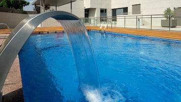 Una piscina al aire libre de temporada