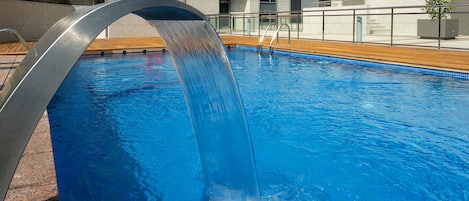 Una piscina al aire libre de temporada