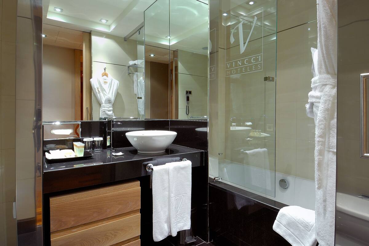 combined shower/bathtub, rainfall showerhead, free toiletries