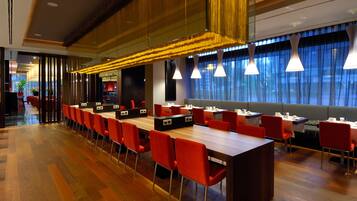 Café da manhã com buffet todos os dias (EUR 15 por pessoa)