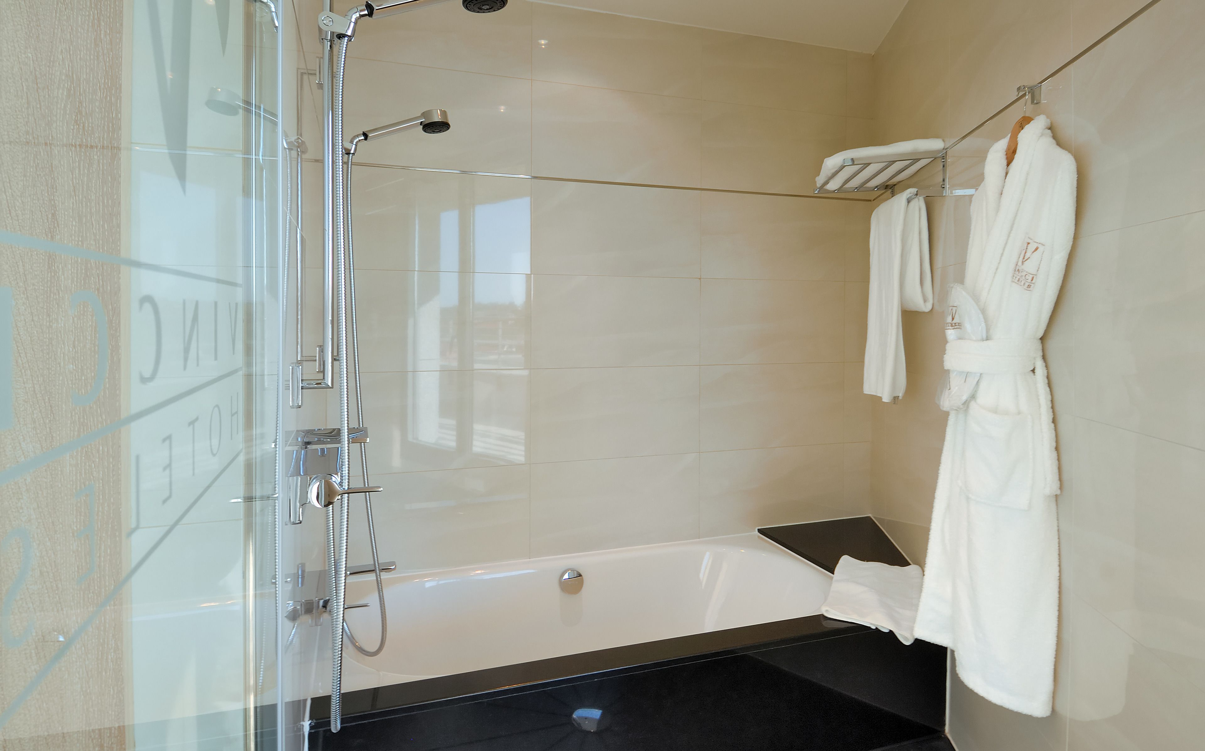 combined shower/bathtub, rainfall showerhead, free toiletries