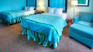 Une chambre d’hôtel avec deux lits, un canapé et une grande fenêtre.