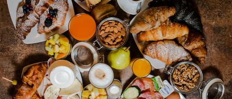 A breakfast spread with various foods and drinks.