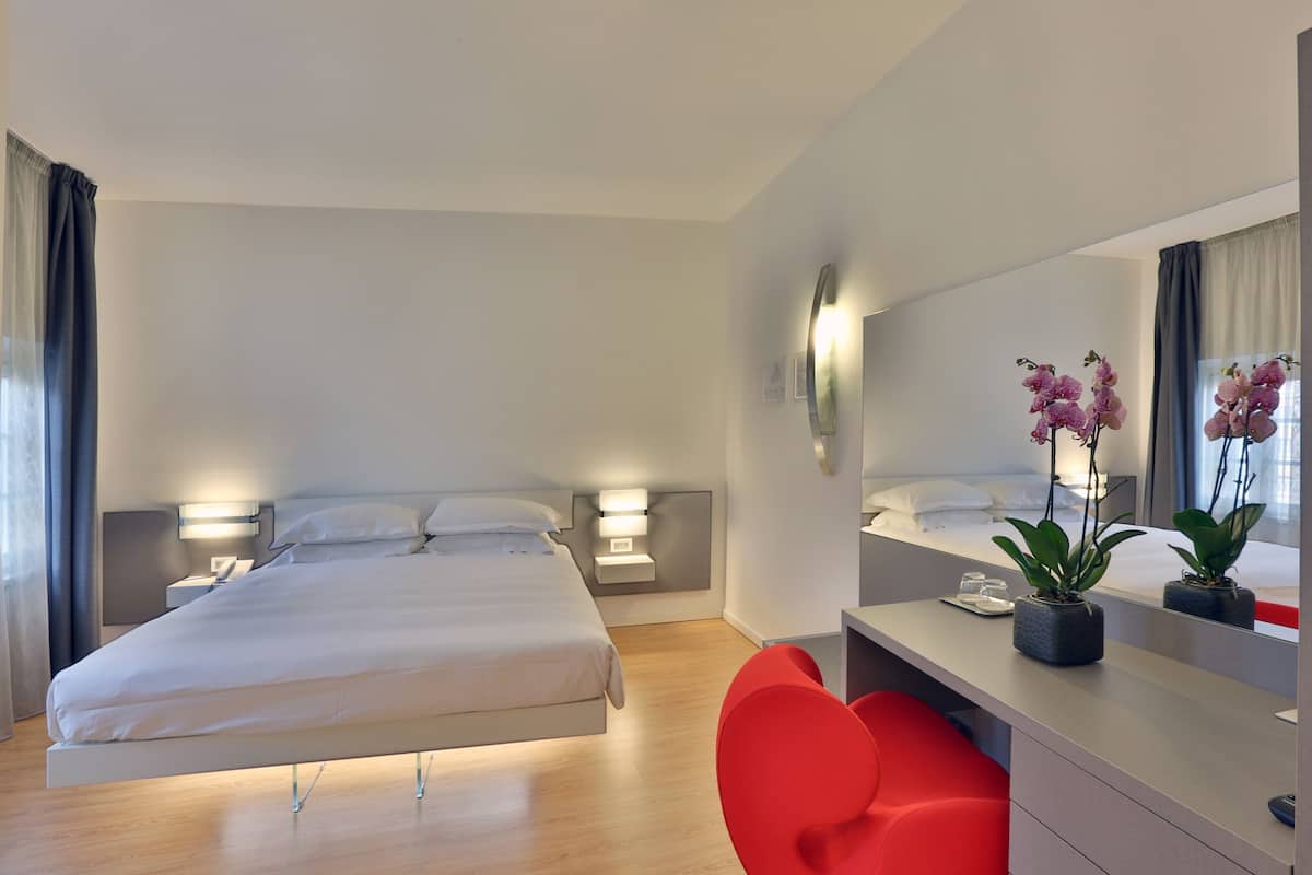 Habitación doble estándar | Ropa de cama de alta calidad, edredón, camas Select Comfort y minibar