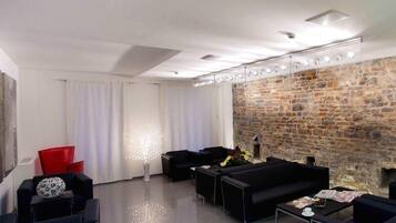 Lobby-lounge