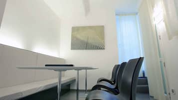 Un área de espera moderna con un banco, una mesa y una silla.