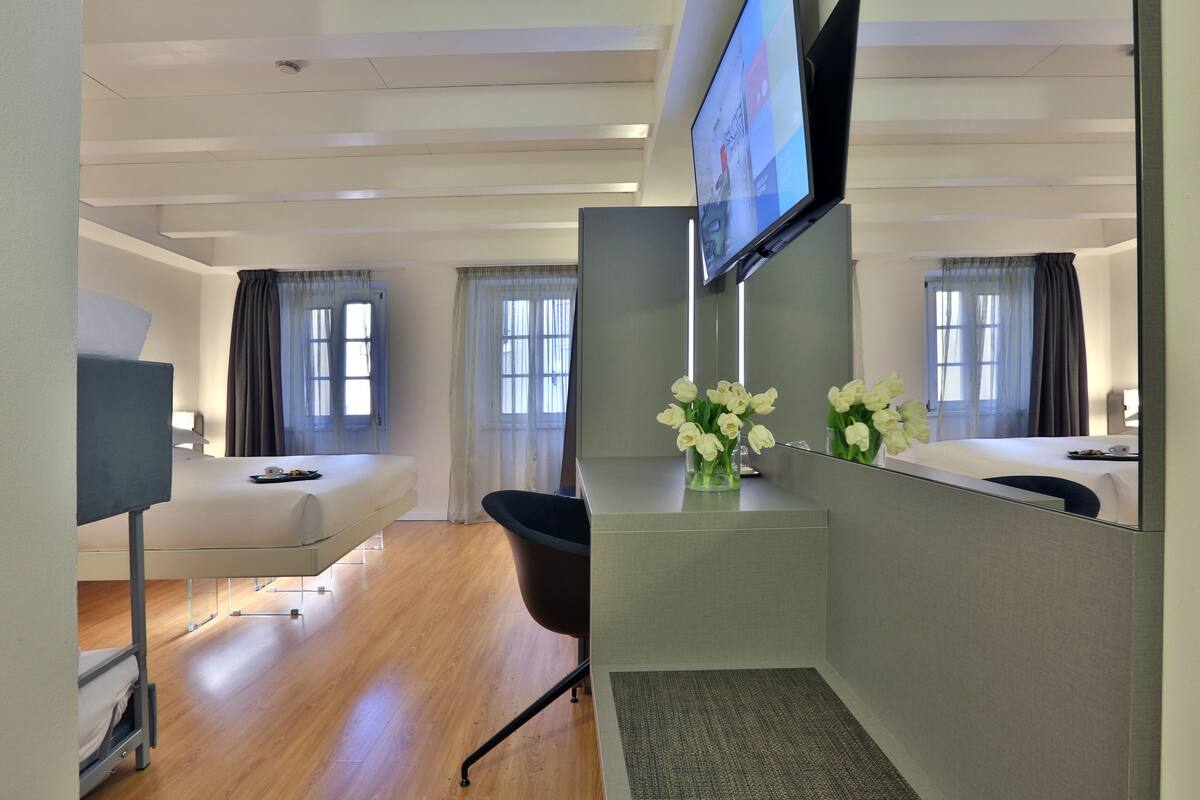 Phòng 4, không hút thuốc | Bộ đồ giường cao cấp, chăn bông, nệm Select Comfort, minibar 