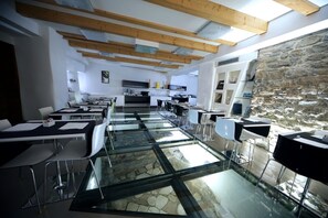 Desayuno buffet entre semana (EUR 16 por persona)