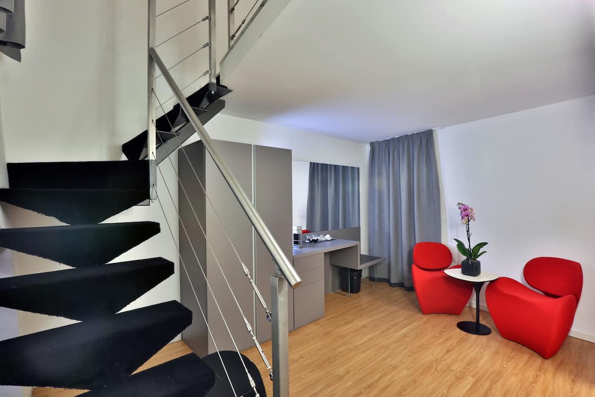 Phòng Suite Junior | Bộ đồ giường cao cấp, chăn bông, nệm Select Comfort, minibar