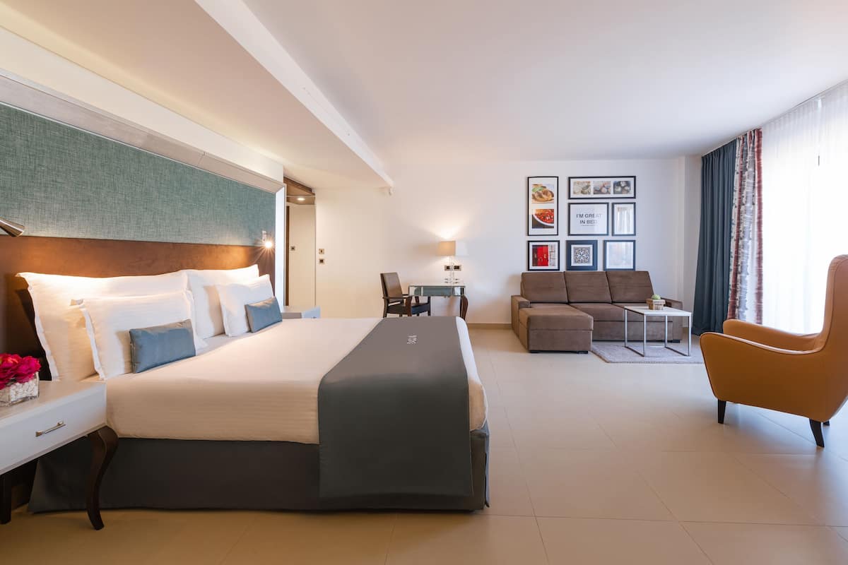 Premium bedding, minibar, in-room safe, desk