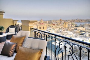 Design Suite | Premium bedding, minibar, in-room safe, desk - AX The Palace (Sliema)