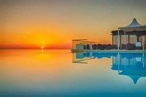 من حمّامات السباحة المغطاة، حمّام سباحة خارجي، مظلات على حمّام السباحة