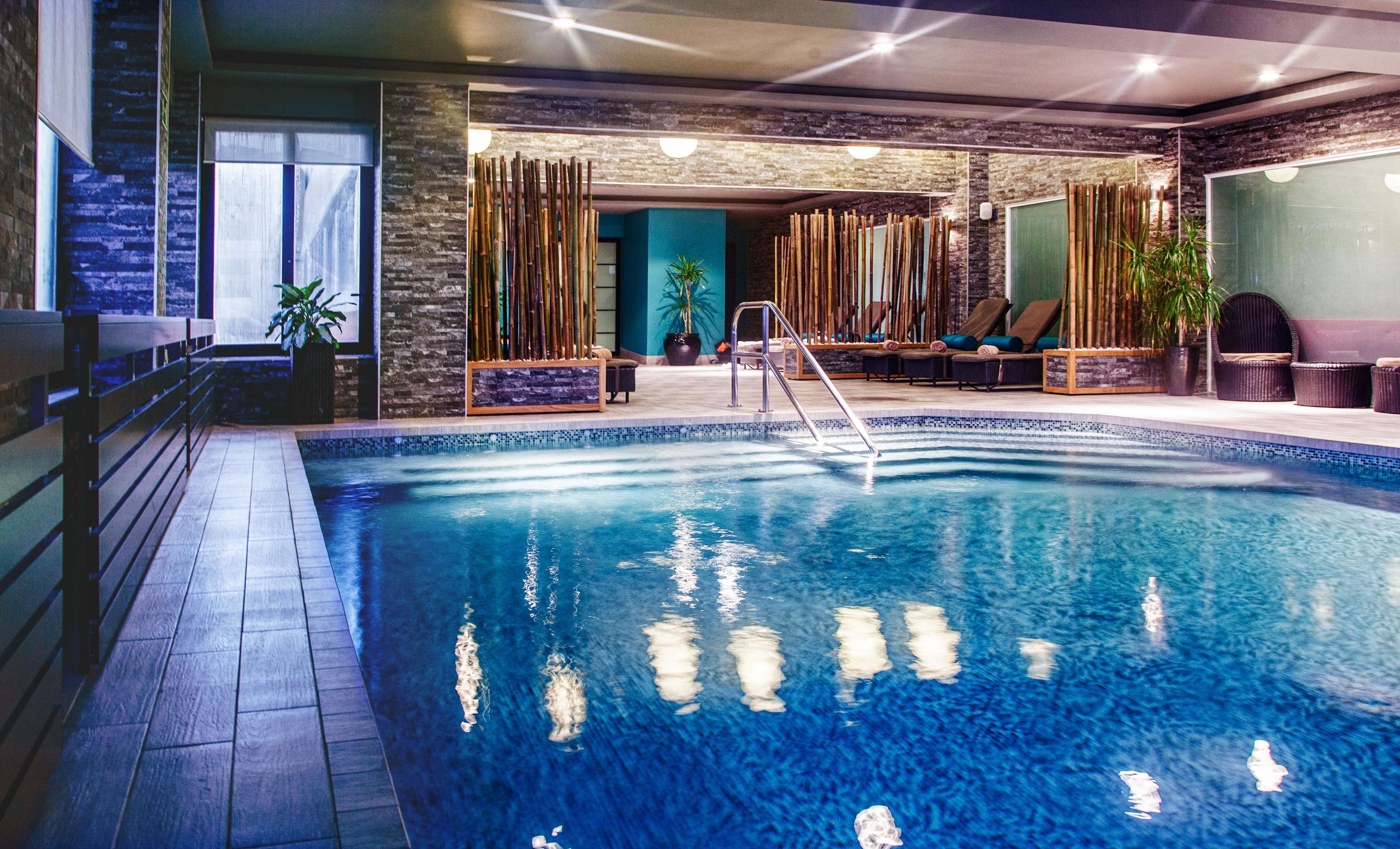 Kolam renang indoor