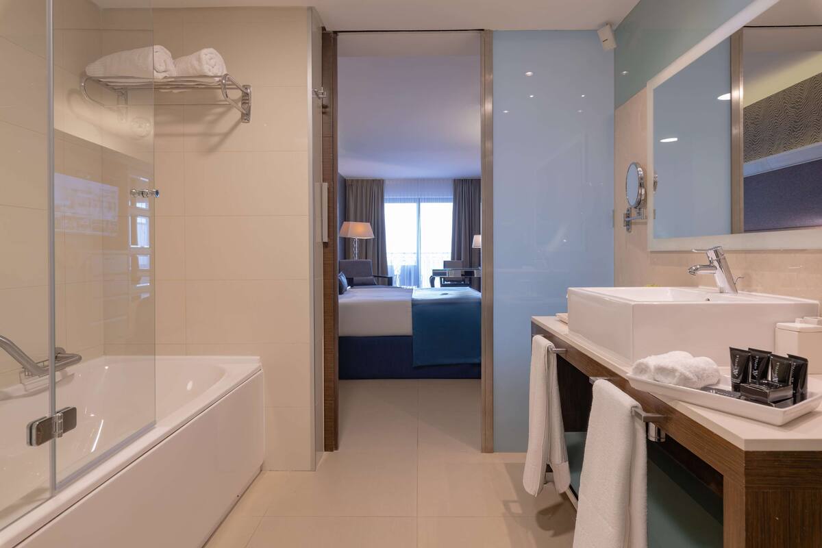 executive room | bathroom | free toiletries, hair dryer, bathrobes, bidet