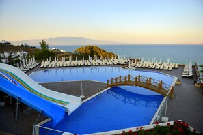 Outdoor pool, open 7:30 AM to 7:30 PM, pool umbrellas, sun loungers - Woxxie Hotel (Bodrum)
