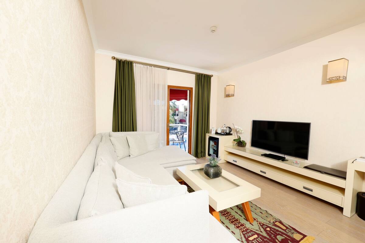luxury suite | living area | 51-cm lcd tv with cable channels, tv
