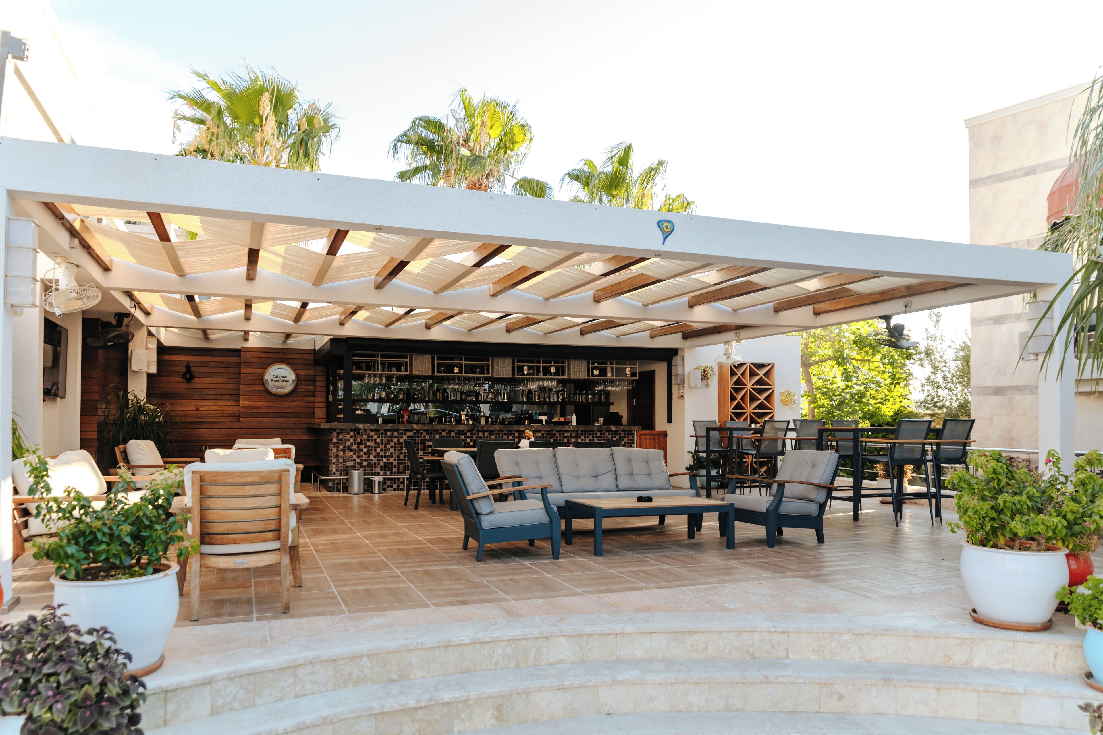 2 bars/lounges, poolside bar